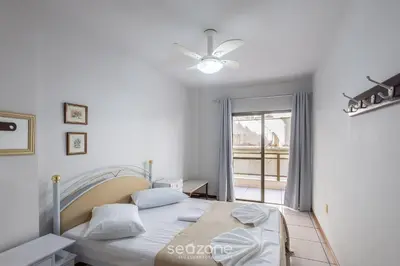 Uma cama ou camas num quarto em Apto c/ varanda - beira mar a Meia Praia CEO0104
