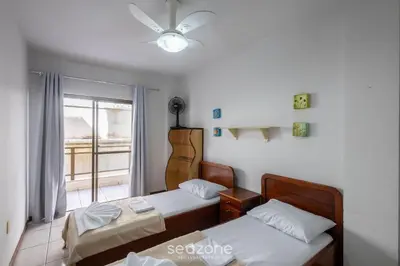 Uma cama ou camas num quarto em Apto c/ varanda - beira mar a Meia Praia CEO0104