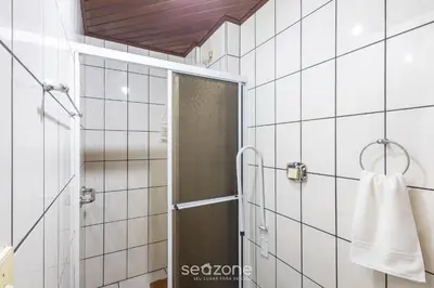Uma casa de banho em Apto c/ varanda - beira mar a Meia Praia CEO0104