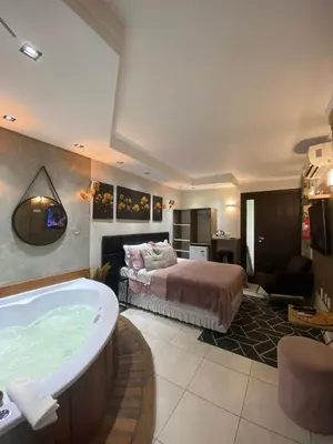 Uma cama ou camas num quarto em Bombinhas Guest House
