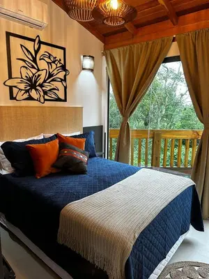 Uma cama ou camas num quarto em Bombinhas Guest House