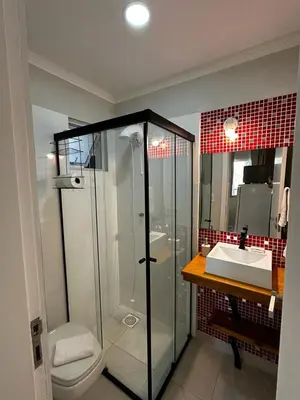 Uma casa de banho em Bombinhas Guest House