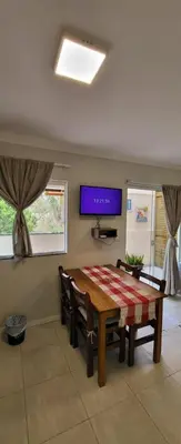 Uma televisão e/ou sistema de entretenimento em Bombinhas Guest House
