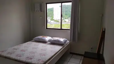 Uma cama ou camas num quarto em Apartamento na quadra do mar