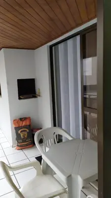 Uma televisão e/ou sistema de entretenimento em Apartamento na quadra do mar