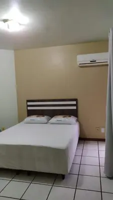 Uma cama ou camas num quarto em Apartamento na quadra do mar