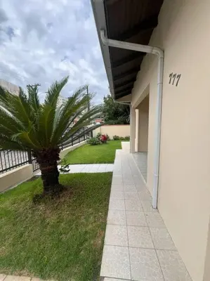 Um jardim no exterior de Casa térrea - bem localizada