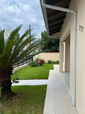 Um jardim no exterior de Casa térrea - bem localizada