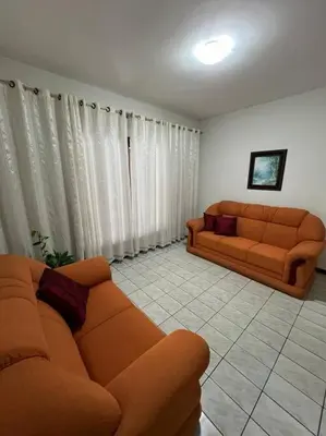 Uma área de estar em Casa térrea - bem localizada