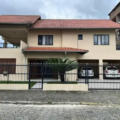 Casa térrea - bem localizada