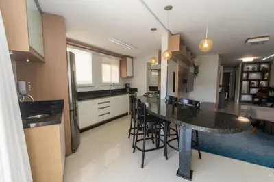 A cozinha ou kitchenette de Varandas do Atlântico 01B – Frente Mar em Bombas