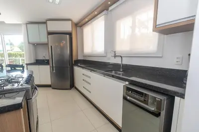 A cozinha ou kitchenette de Varandas do Atlântico 01B – Frente Mar em Bombas