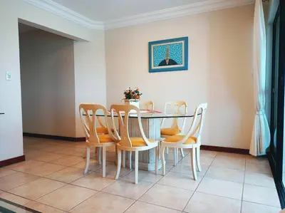 Uma área de estar em Apartamento de frente para o mar