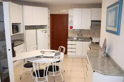 A cozinha ou kitchenette de Apartamento de frente para o mar