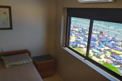 Uma cama ou camas num quarto em Apartamento de frente para o mar
