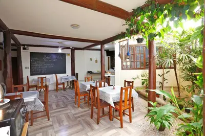 Um restaurante ou outro lugar para comer em Pousada Martin Pescador Bombinhas