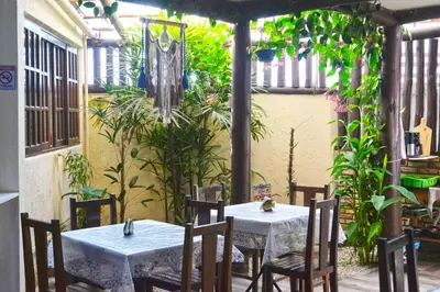 Um jardim no exterior de Pousada Martin Pescador Bombinhas
