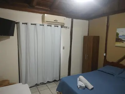 Uma cama ou camas num quarto em Pousada Martin Pescador Bombinhas