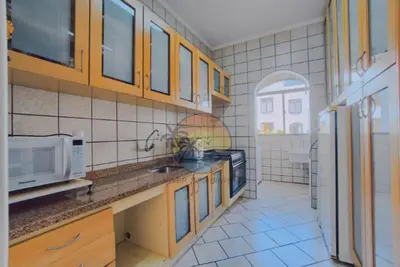 A planta de Triplex Beira Mar com piscina - Próximo a comércio em geral