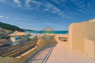 A planta de Triplex Beira Mar com piscina - Próximo a comércio em geral