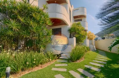 A planta de Triplex Beira Mar com piscina - Próximo a comércio em geral