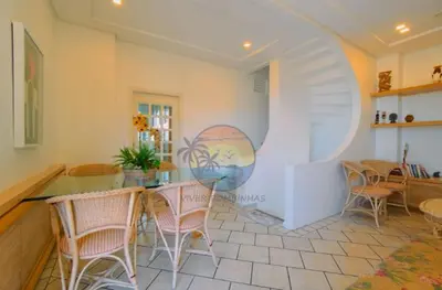 A planta de Triplex Beira Mar com piscina - Próximo a comércio em geral