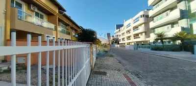 A planta de Sobrado no Centro de Bombinhas - próximo a praia e comércio em geral