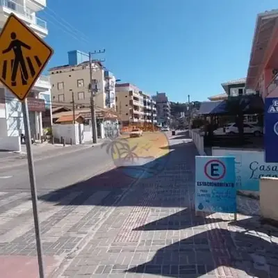 Sobrado no Centro de Bombinhas - próximo a praia e comércio em geral