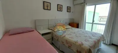 Uma cama ou camas num quarto em Apartamento no centro da praia com piscina - AP 80