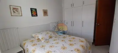 Uma cama ou camas num quarto em Apartamento no centro da praia com piscina - AP 80