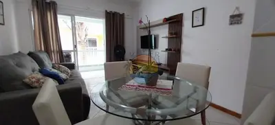 Uma televisão e/ou sistema de entretenimento em Apartamento no centro da praia com piscina - AP 80