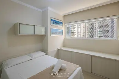 Uma cama ou camas num quarto em Apto 3Q próx praia e atrações no centro BC PNA0402