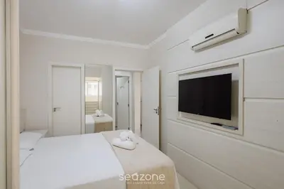 Uma cama ou camas num quarto em Apto 3Q próx praia e atrações no centro BC PNA0402