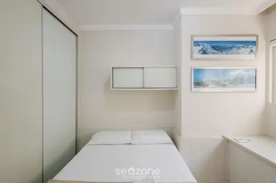 Uma cama ou camas num quarto em Apto 3Q próx praia e atrações no centro BC PNA0402