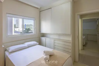 Uma cama ou camas num quarto em Apto 3Q próx praia e atrações no centro BC PNA0402