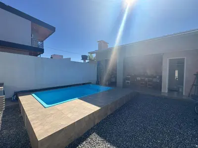 A piscina em ou perto de Casa com piscina A 250 METROS DA PRAIA de Canto Grande BOMBINHAS