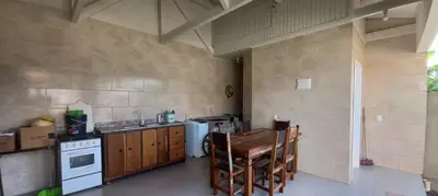 A cozinha ou kitchenette de Casa com piscina A 250 METROS DA PRAIA de Canto Grande BOMBINHAS