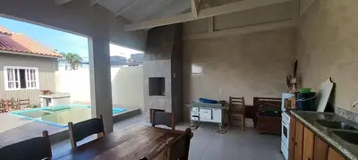 Uma varanda ou terraço em Casa com piscina A 250 METROS DA PRAIA de Canto Grande BOMBINHAS