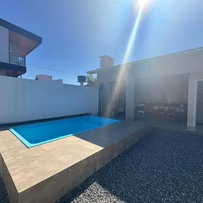Casa com piscina A 250 METROS DA PRAIA de Canto Grande BOMBINHAS