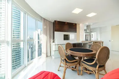 A cozinha ou kitchenette de Elegance Tower 3 Suítes by Achei Camboriú