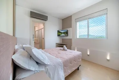 Uma cama ou camas num quarto em Elegance Tower 3 Suítes by Achei Camboriú