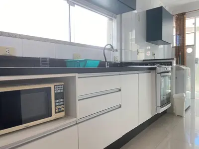 A cozinha ou kitchenette de B111 - Apto 02 quartos perto do mar em Bombas - SC