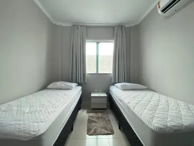 Uma cama ou camas num quarto em B111 - Apto 02 quartos perto do mar em Bombas - SC