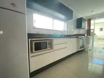 A cozinha ou kitchenette de B111 - Apto 02 quartos perto do mar em Bombas - SC