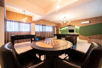 Uma área de estar em A07 - Apartamento 301 Bloco 3 - Waldgarten - 50m do mar - Condomínio de alto padrão com piscina e academia.