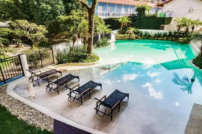 A piscina em ou perto de A07 - Apartamento 301 Bloco 3 - Waldgarten - 50m do mar - Condomínio de alto padrão com piscina e academia.