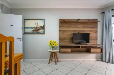 Uma televisão e/ou sistema de entretenimento em A02 - Estrela do Mar 403 A - Centro de Bombinhas - 50m do mar - Ótima localização