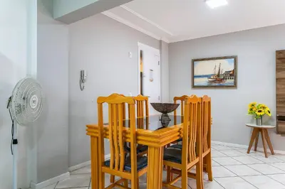 A planta de A02 - Estrela do Mar 403 A - Centro de Bombinhas - 50m do mar - Ótima localização
