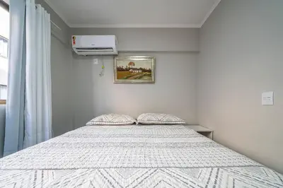 Uma cama ou camas num quarto em A02 - Estrela do Mar 403 A - Centro de Bombinhas - 50m do mar - Ótima localização