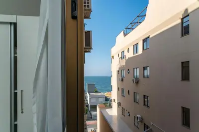 Uma vista do mar geral ou uma vista do mar a partir do apartamento